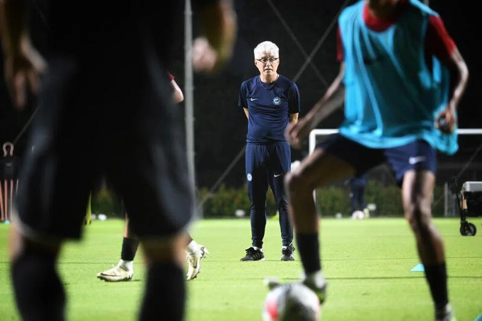 Tsutomu Ogura (tengah) kendalikan latihan pertamanya sebagai ketua jurulatih pasukan nasional Singapura di Hab Bola Sepak Kallang pada 11 Mac.