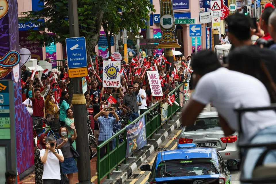 Kawasan bandar begitu meriah dengan sorakan para peminat dan orang ramai yang berkumpul menyambut kepulangan kontinjen Team Singapore dari Paralimpik Paris.