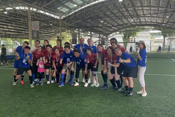 (Baris depan pertama dari kanan) Menteri Kebudayaan, Masyarakat dan Belia, Encik Edwin Tong dan legenda bola sepak tempatan, (baris depan, kelima dari kanan) Fandi Ahmad, sertai pertandingan futsal anjuran  Akademi Undang-Undang Singapura (SAL), yang dipanggil Piala CJ.