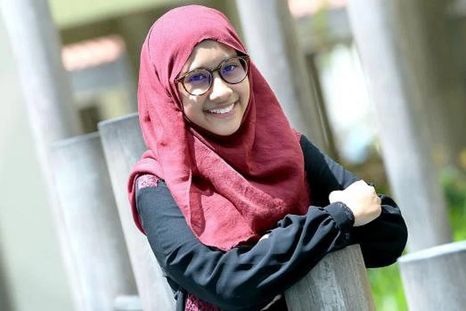 CEKAL HATI INGIN BERJAYA: Walaupun sering jatuh sakit ketika berada di menengah empat sebelum menduduki peperiksaan getir, ia tidak menghambat Murshidah daripada meraih keputusan yang membanggakan. - Foto TAUFIK A. KADER