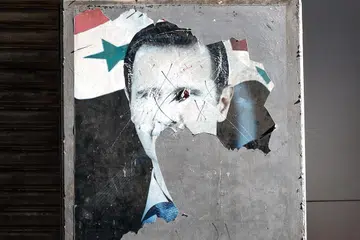 Penduduk Syria meraikan tumbangnya rejim Bashar al-Assad yang mengamalkan politik berpuak-puak, dengan mengoyakkan posternya di seluruh negara.
