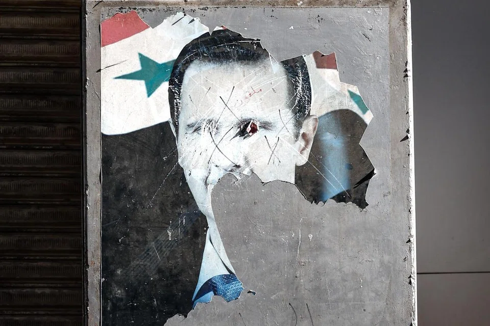 Penduduk Syria meraikan tumbangnya rejim Bashar al-Assad yang mengamalkan politik berpuak-puak, dengan mengoyakkan posternya di seluruh negara.