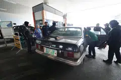 Pengarah Pejabat Kementerian Perdagangan Dalam Negeri dan Kos Sara Hidup Perlis, Norazah Jaapar (dua, kiri) dalam tinjauan Penguatkuasaan Arahan Baharu di bawah Ops Tiris 3.0 dan Penguatkuasaan Ops Kesan 2.0 di ICQS Padang Besar di sini berikutan pengumuman pelaksanaan penyasaran subsidi diesel di Semenanjung Malaysia yang bermula 10 Jun 
