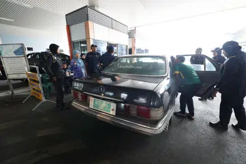 Pengarah Pejabat Kementerian Perdagangan Dalam Negeri dan Kos Sara Hidup Perlis, Norazah Jaapar (dua, kiri) dalam tinjauan Penguatkuasaan Arahan Baharu di bawah Ops Tiris 3.0 dan Penguatkuasaan Ops Kesan 2.0 di ICQS Padang Besar di sini berikutan pengumuman pelaksanaan penyasaran subsidi diesel di Semenanjung Malaysia yang bermula 10 Jun 