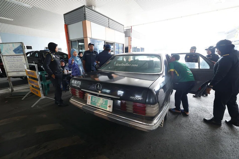 Pengarah Pejabat Kementerian Perdagangan Dalam Negeri dan Kos Sara Hidup Perlis, Norazah Jaapar (dua, kiri) dalam tinjauan Penguatkuasaan Arahan Baharu di bawah Ops Tiris 3.0 dan Penguatkuasaan Ops Kesan 2.0 di ICQS Padang Besar di sini berikutan pengumuman pelaksanaan penyasaran subsidi diesel di Semenanjung Malaysia yang bermula 10 Jun 