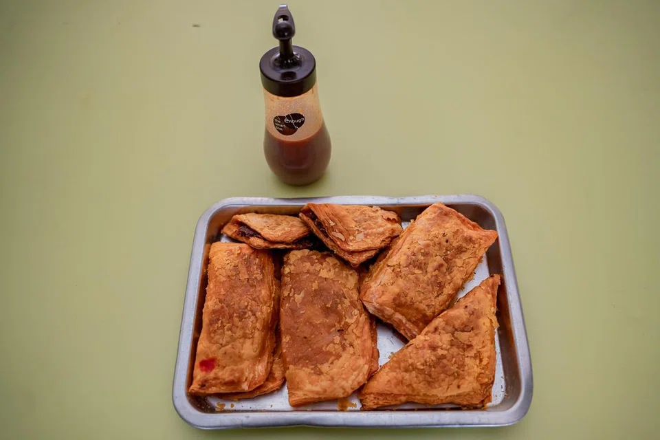 PELBAGAI PILIHAN: (Dari kiri) Karipap sardin, karipap daging, karipap kentang, karipap ayam dan karipap cili padi daging 