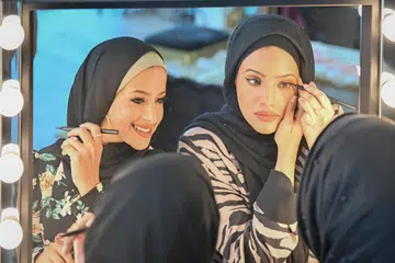Pengasas Ibtiiman Bridal dan Ibtiiman Beauty, Cik Iman Almashor (kanan) dan Cik Ibtisam Almashor, menggunakan produk celak ‘Iblyner’.