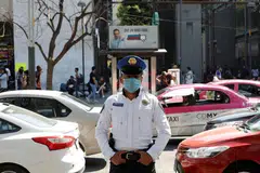 KEBIMBANGAN RAKYAT: Seorang anggota polis memakai pelitup semasa bertugas di tengah bandar selepas gabenor negeri Coahuila di Mexico mengesahkan adanya satu kes baharu koronavirus di Mexico City pada 1 Mac lalu. 