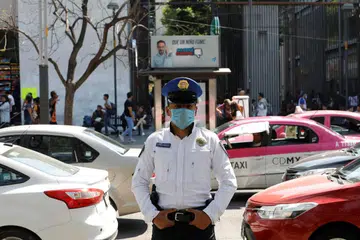 KEBIMBANGAN RAKYAT: Seorang anggota polis memakai pelitup semasa bertugas di tengah bandar selepas gabenor negeri Coahuila di Mexico mengesahkan adanya satu kes baharu koronavirus di Mexico City pada 1 Mac lalu. 