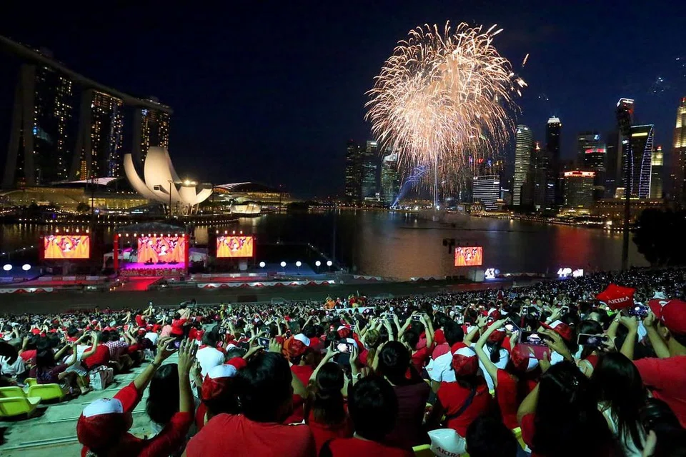 Perbarisan Hari Kebangsaan (NDP) 2015 di platform terapung Marina Bay.