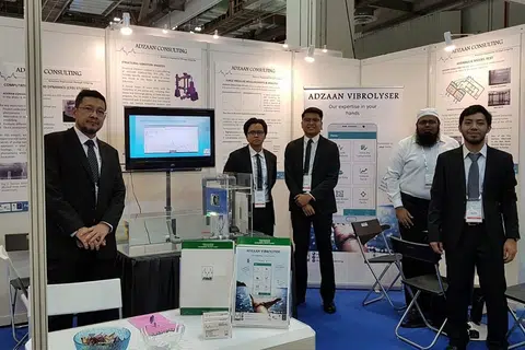 KHIDMAT CANGGIH: Syarikat Adzaan Consulting Pte Ltd yang dimiliki Encik Aziz Gulam (kiri) telah melancarkan dan memperkenalkan aplikasi bimbit bagi menganalisa bunyi dan gegaran dan telah mengambil bahagian dalam Minggu Air Antarabangsa Singapura (SIWW) di Marina Bay Sands Expo, baru-baru ini. - Foto ADZAAN CONSULTING