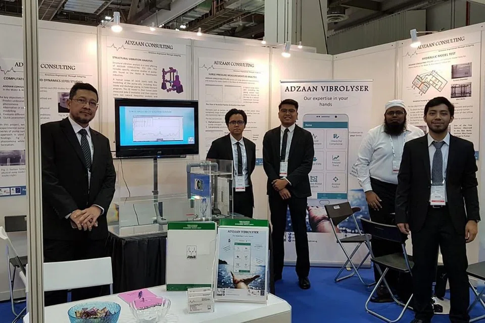 KHIDMAT CANGGIH: Syarikat Adzaan Consulting Pte Ltd yang dimiliki Encik Aziz Gulam (kiri) telah melancarkan dan memperkenalkan aplikasi bimbit bagi menganalisa bunyi dan gegaran dan telah mengambil bahagian dalam Minggu Air Antarabangsa Singapura (SIWW) di Marina Bay Sands Expo, baru-baru ini. - Foto ADZAAN CONSULTING