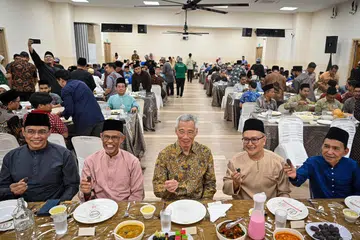 (Dari kiri) Ketua Eksekutif Majlis Ugama Islam Singapura (Muis), Encik Kadir Maideen; Menteri Bertanggungjawab bagi Ehwal Masyarakat Islam, Encik Masagos Zulkifli Masagos Mohamad; Perdana Menteri Encik Lee Hsien Loong; Pengerusi Eksekutif Kanan Masjid Al-Amin, Encik Khalid Shukur Bakri; dan Presiden Muis, Encik Saat A. Rahman sertai para jemaah dalam majlis iftar.