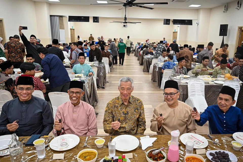 (Dari kiri) Ketua Eksekutif Majlis Ugama Islam Singapura (Muis), Encik Kadir Maideen; Menteri Bertanggungjawab bagi Ehwal Masyarakat Islam, Encik Masagos Zulkifli Masagos Mohamad; Perdana Menteri Encik Lee Hsien Loong; Pengerusi Eksekutif Kanan Masjid Al-Amin, Encik Khalid Shukur Bakri; dan Presiden Muis, Encik Saat A. Rahman sertai para jemaah dalam majlis iftar.
