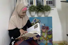 TERUS BERSEMANGAT: Laila yang terus mengikuti kelas tuisyen di Pusat Jagaan Pelajar PPIS, kini mampu mencapai keputusan cemerlang dan merupakan antara pelajar contoh di pusat tersebut. - Foto PPIS
