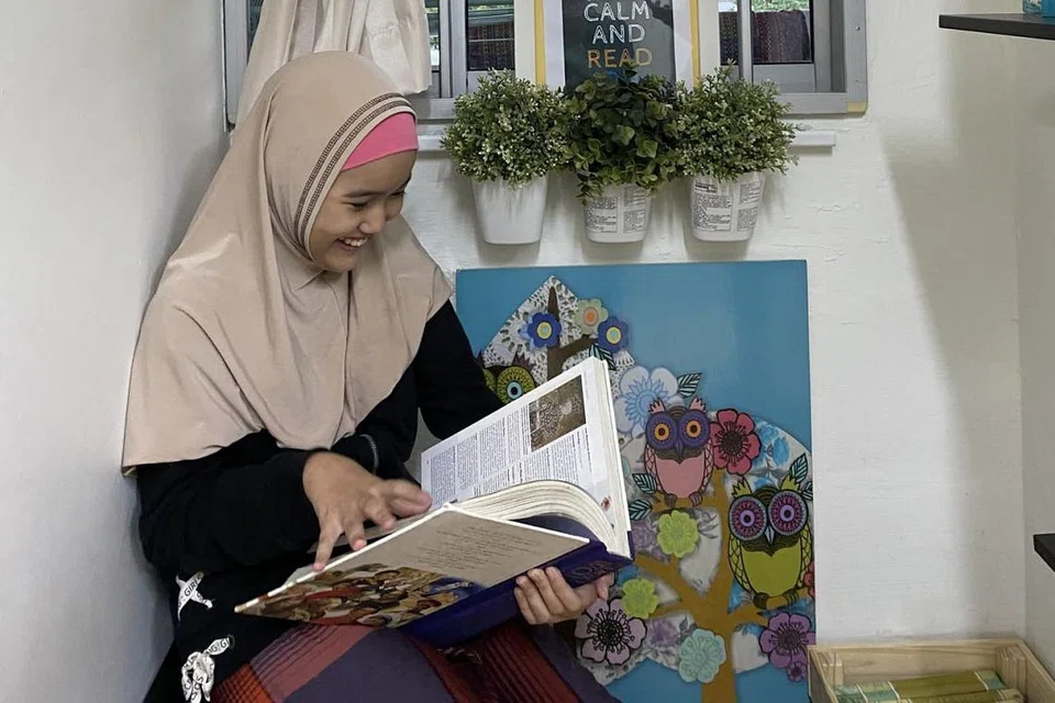 TERUS BERSEMANGAT: Laila yang terus mengikuti kelas tuisyen di Pusat Jagaan Pelajar PPIS, kini mampu mencapai keputusan cemerlang dan merupakan antara pelajar contoh di pusat tersebut. - Foto PPIS