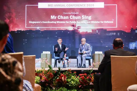 Menteri Pertahanan, Encik Chan Chun Sing (kiri), berbincang bersama Pengerusi Institut Timur Tengah (MEI) Universiti Nasional Singapura (NUS), Profesor Joseph Liow, semasa Persidangan Tahunan MEI 2026 di Hotel Orchard pada 23 Jun 2026. Dalam persidangan itu, Encik Chan menyentuh kesan geopolitik dan ekonomi global susulan konflik Iran.