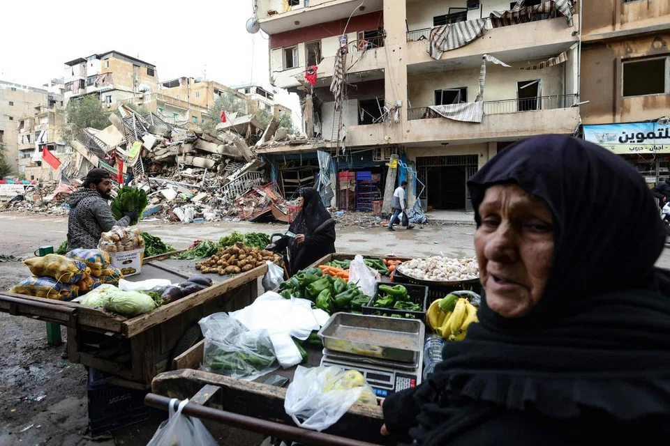 Kehidupan kembali hampir seperti biasa di Lebanon dengan penduduk keluar membeli keperluan masakan seperti sayur dan buah daripada penjaja jalanan di selatan pinggir bandar Beirut.