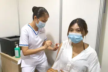 Kajian oleh Hospital Wanita dan Kanak-Kanak KK (KKH), Hospital Besar Singapura (SGH) dan Hospital Universiti Nasional (NUH) menunjukkan kadar penjangkitan Covid-19 daripada ibu yang dijangkiti virus itu ketika hamil ke anak yang baru dilahirkan adalah amat rendah. Gambar diambil pada Jun 2021 menunjukkan Cik Nur Nasihah Mohd Anuar yang hamil 14 minggu dengan anak sulungnya memanfaatkan khidmat vaksinasi di Pusat Vaksinasi Covid-19 di KKH. 