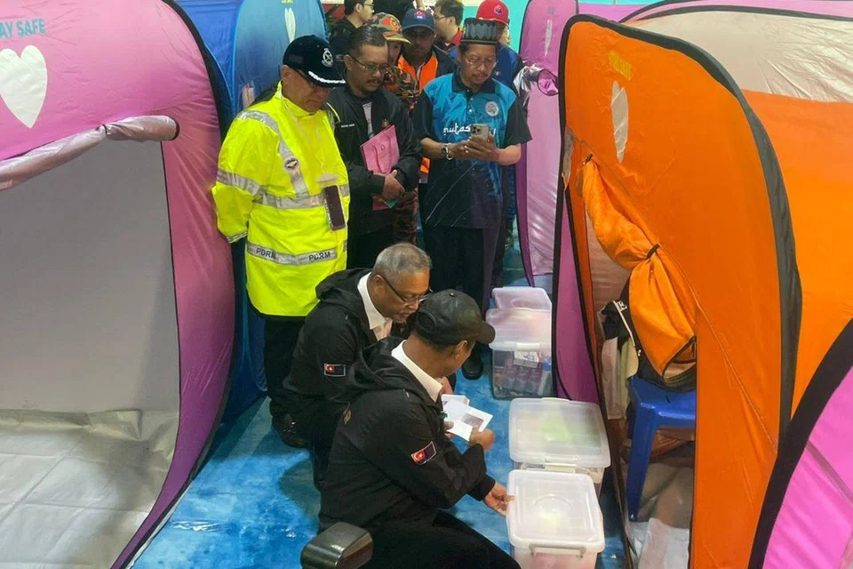 Para pegawai kerajaan Johor melawat Pusat Pemindahan Sementara (PPS) yang menempatkan para mangsa banjir.