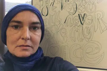 JADI MUALAF: O'Connor, penyanyi Ireland yang kini menggunakan nama Shuhada' Davitt, turut memuatnaikkan rakaman video melaungkan azan. - Foto LAMAN TWITTER SINÉAD O'CONNOR