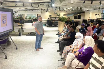 Editor Berita Harian  (BH), Encik Nazry Mokhtar (kiri) memberi penerangan kepada hadirin tentang usaha BH mengembangkan tawaran kandungan serantau bagi menarik minat masyarakat Melayu/Islam setempat melalui lensa Singapura semasa sesi perbincangan kumpulan fokus (FGD) pada 19 Julai di bangunan SPH Media di Toa Payoh.