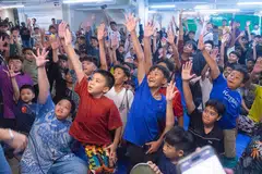 Ramai anak muda mengangkat tangan untuk menjawab soalan kuiz berkenaan Islam semasa acara #Terawih4Youth3 di Masjid Al-Islah pada 22 Mac.