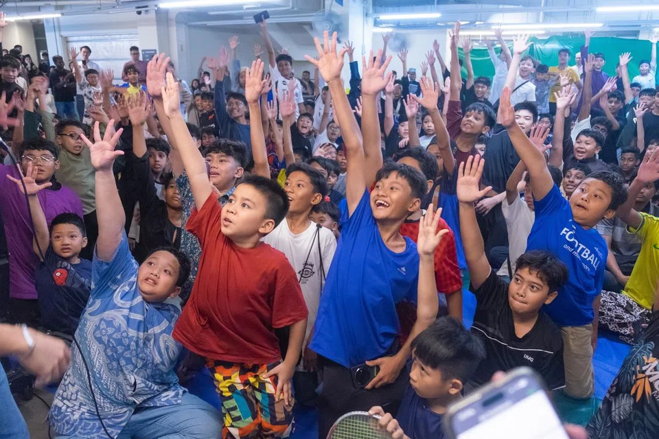 Ramai anak muda mengangkat tangan untuk menjawab soalan kuiz berkenaan Islam semasa acara #Terawih4Youth3 di Masjid Al-Islah pada 22 Mac.