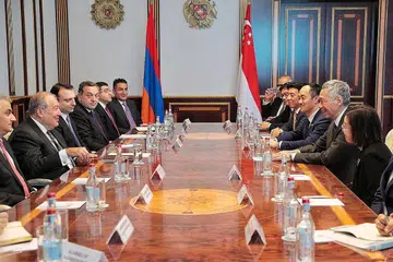 PERERAT IKATAN: Encik Lee (dua dari kanan) mengetuai rombongan dari Singapura yang sedang mengadakan lawatan rasmi ke Armenia. Ini adalah kali pertama seorang perdana menteri Singapura mengadakan kunjungan rasmi ke negara itu. - Foto BH oleh JASON QUAH
