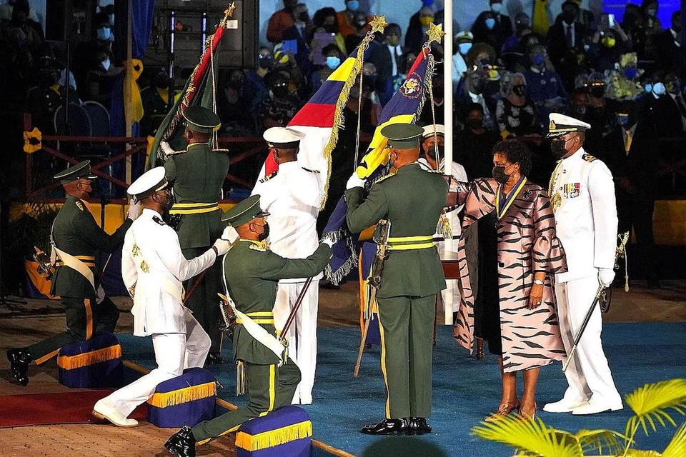 KELAHIRAN SEBUAH REPUBLIK BARU: Presiden Barbados, Cik Sandra Mason, memeriksa kawalan kehormatan selepas menerima Perintah Barbados dan mengangkat sumpah sebagai Presiden negara itu semasa Majlis Perasmian Presiden, yang diadakan bagi menandakan kelahiran sebuah republik baru Barbados di Dataran Pahlawan di ibu negara Bridgetown pada 30 November. - Foto REUTERS