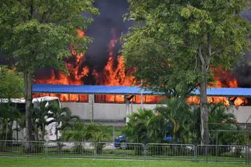Satu kebakaran telah berlaku di sebuah bangunan di Tampines, menyebabkan pelajar di sekolah berhampiran dipindahkan.