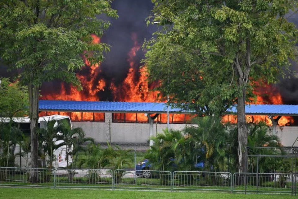 Satu kebakaran telah berlaku di sebuah bangunan di Tampines, menyebabkan pelajar di sekolah berhampiran dipindahkan.