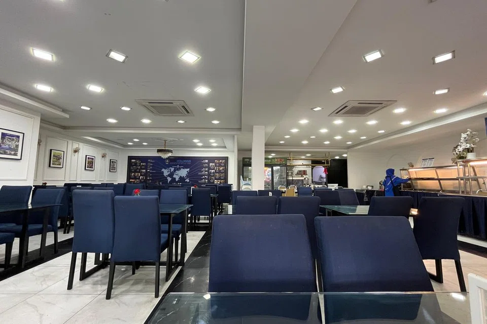 Salah satu kafe Global Ikhwan Service and Business Holdings (GISBH) di Selangor, sepi daripada pelanggan walaupun pada waktu makan tengah hari. 