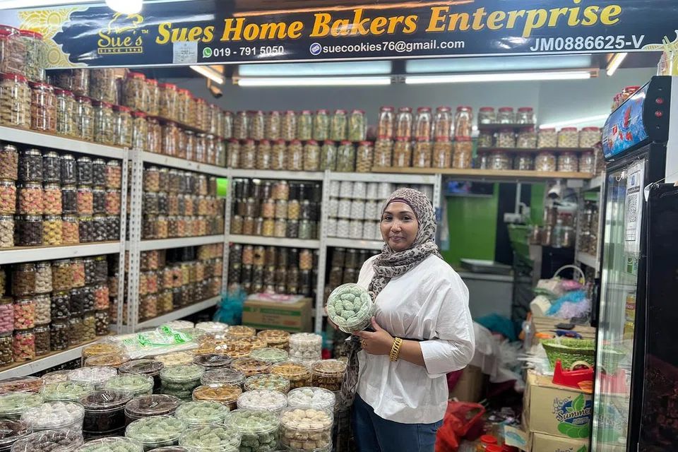 DAPAT SAMBUTAN: Gerai menjual kuih-muih Hari Raya seperti gerai milik Cik Suhaiza Ibrahim, mendapat sambutan yang memberangsangkan dari para pelanggan Singapura, dengan harga yang ditawarkan amat berpatutan. Foto-foto BH oleh HAKIM YUSOF