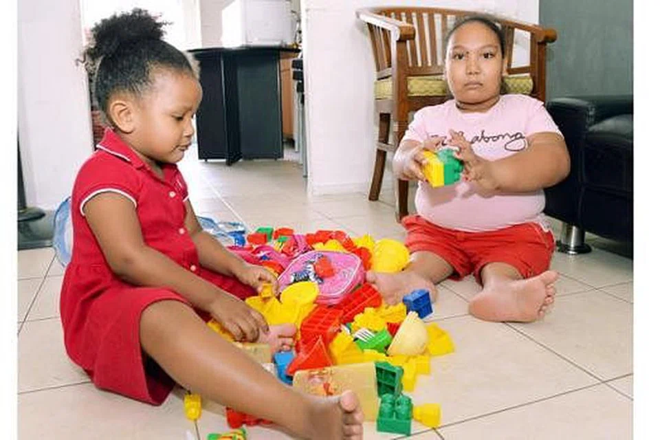 BOLEH BERMAIN: Jari-jemarinya yang ada pendek dan panjang bukan penghalang bagi Nuralysya bermain masak-masak atau Lego bersama adik perempuannya, Keisha, di ruang tamu rumah sewanya yang agak luas dan kosong.