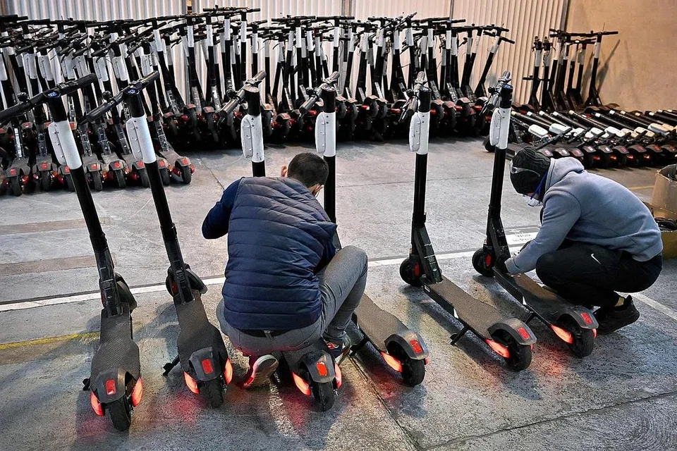 TIMBULKAN KONTROVERSI: Pekerja menjalankan kerja-kerja penyenggaraan bagi e-skuter bagi syarikat pengangkutan Amerika Syarikat, Bird, di Marseille, selatan Perancis. - Foto AFP