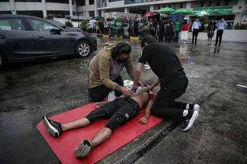 PENYELAWAT NYAWA: Program AED-on-wheels dilancarkan Februari lalu merupakan inisiatif SCDF untuk mempertingkat bilangan Responder Pertama Masyarakat (CFR) dalam kalangan pemandu kereta sewa privet yang dilengkapkan kemahiran serta kemudahan AED. - Foto fail