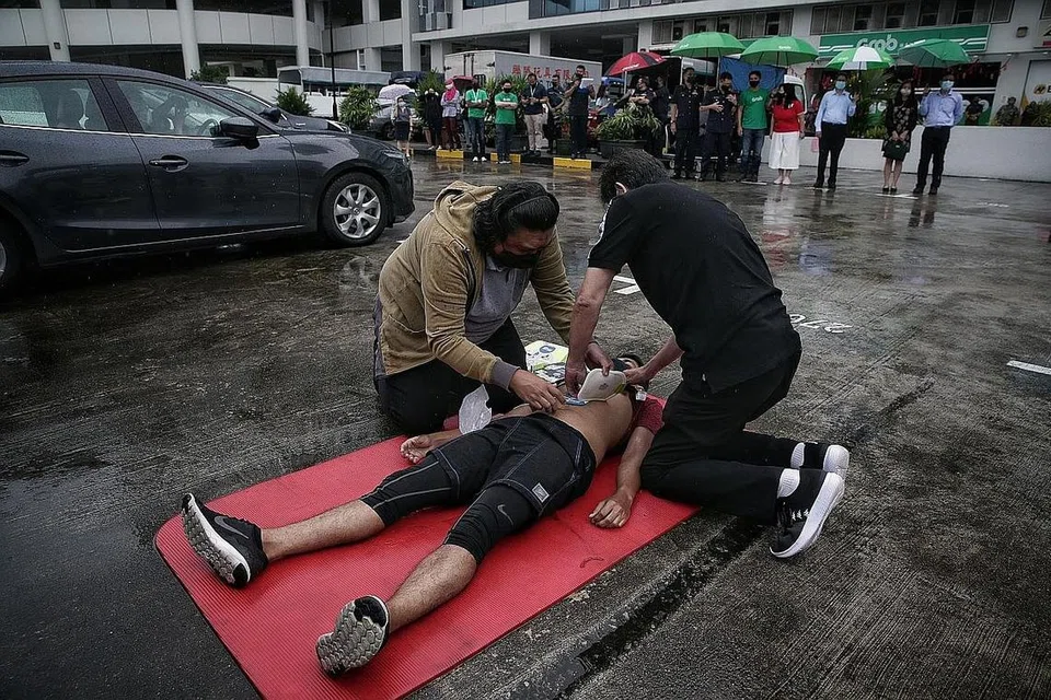 PENYELAWAT NYAWA: Program AED-on-wheels dilancarkan Februari lalu merupakan inisiatif SCDF untuk mempertingkat bilangan Responder Pertama Masyarakat (CFR) dalam kalangan pemandu kereta sewa privet yang dilengkapkan kemahiran serta kemudahan AED. - Foto fail