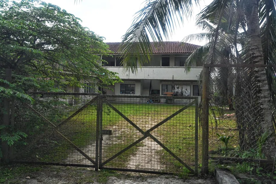 Kerajaan negeri Johor difahami mungkin akan merobohkan Madrasah Luqmanul Hakim yang terletak di Jalan Rabani, Kampung Sungai Tiram, Ulu Tiram, atas faktor keselamatan.