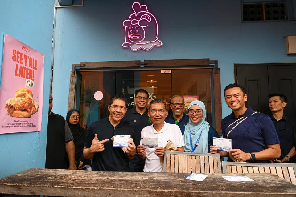 (Dari kiri) Menteri di Pejabat Perdana Menteri, Dr Mohamad Maliki Osman; Ketua Eksekutif Muis, Encik Kadir Maideen; Presiden Muis, Encik Saat A. Rahman; Timbalan Ketua Eksekutif Muis, Dr Albakri Ahmad; Ketua Pentadbiran Dana Masyarakat Muis, Cik Nurfarhana Supa’at; dan Anggota Parlimen GRC Jalan Besar, Dr Wan Rizal Wan Zakariah, berkunjung ke salah satu tapak wakaf di 1 Jalan Pisang pada 24 Ogos.