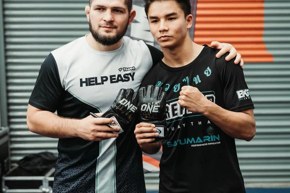 Khabib Nurmagomedov (kiri) berkata jika atlet muay thai remaja Malaysia, Johan ‘Jojo’ Ghazali Zulfikar, mahu beraksi dalam MMA, beliau sentiasa dialu-alukan berlatih bersama Team Khabib di Dagestan.  