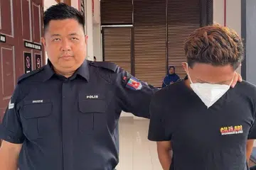 Pemuda berusia 24 tahun (kanan) didenda RM10,000 ($3,029) oleh Mahkamah Sesyen Batu Pahat, Johor, selepas dia mengaku salah terhadap tuduhan menganiaya anak saudara perempuannya dengan memberi minuman air ketum, sebelum merakam dan memuat naik video kejadian itu ke media sosial TikTok sehingga tular, pada November 2024.