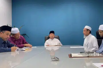 Pendakwah, Syeikh Muhd Zainul Asri Mohd Romli (dua dari kanan) ketika dipanggil memberi penjelasan kepada pegawai Jabatan Hal Ehwal Agama Islam Kedah (JHEAIK) berkaitan video tular memuji beliau secara keterlaluan. 
