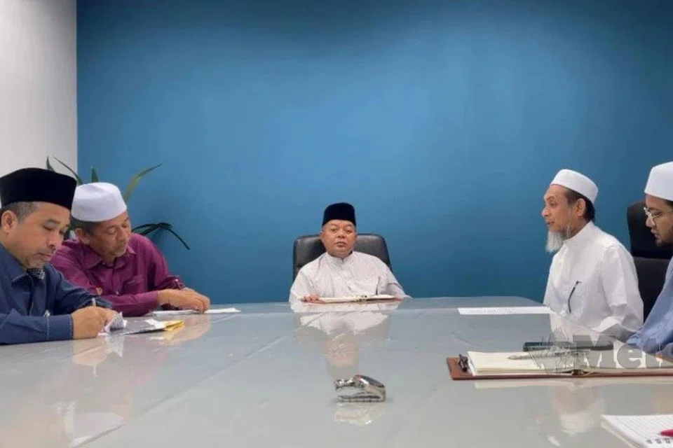 Pendakwah, Syeikh Muhd Zainul Asri Mohd Romli (dua dari kanan) ketika dipanggil memberi penjelasan kepada pegawai Jabatan Hal Ehwal Agama Islam Kedah (JHEAIK) berkaitan video tular memuji beliau secara keterlaluan. 