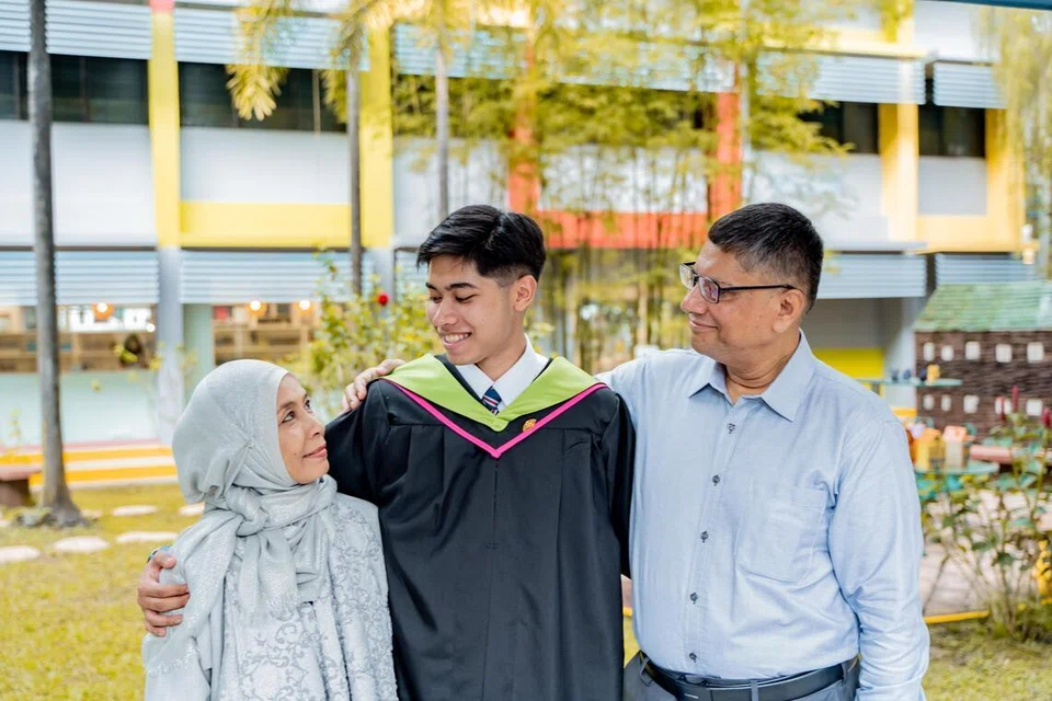Encik Faiq Faran (tengah) bersama ibu bapanya, Encik Faran Hameed dan Cik Saiyama Abdul Rahim, mengunjungi Sekolah Menengah Naval Base pada 4 Mei selepas majlis tamat pengajian di Politeknik Republic.