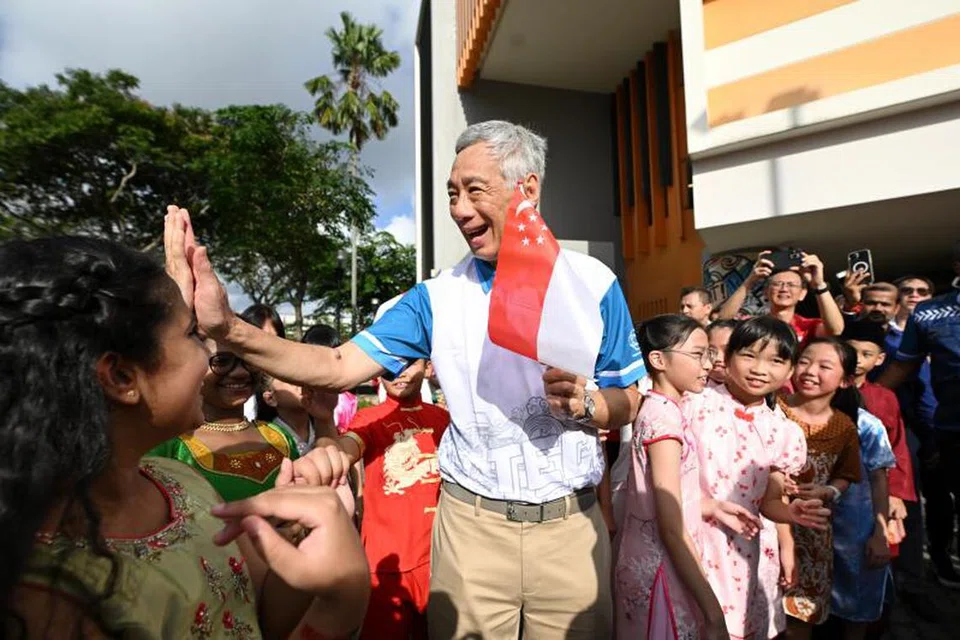 Perdana Menteri, Encik Lee Hsien Loong (tengah), akan menyerahkan tampuk kepimpinan kepada Timbalan Perdana Menteri, Encik Lawrence Wong, pada 15 Mei 2024.