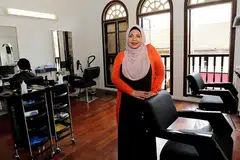 BANYAK PERMINTAAN: Cik Aisah Ibramshah membuka cawangan Aisah Salon khusus bagi wanita di Bussorah Street setelah enam tahun beroperasi di Lucky Plaza, Orchard Road, dek permintaan tinggi daripada pelanggan. - Foto SHAHRIYA YAHAYA