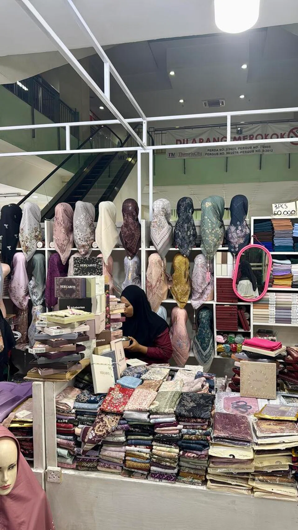 Kedai tudung di Thamrin City, Jakarta.
