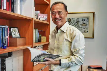 INGIN KONGSI IDENTITI SEBAGAI RAKYAT SINGAPURA: Melalui bukunya, mantan Menteri Ehwal Luar, Encik George Yeo, menulis dari perspektif seorang warga Singapura yang mempunyai rakan dengan identiti berlainan tetapi berkongsi identiti bersama sebagai rakyat Singapura. - Foto BM oleh KHALID BABA