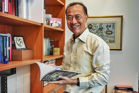 INGIN KONGSI IDENTITI SEBAGAI RAKYAT SINGAPURA: Melalui bukunya, mantan Menteri Ehwal Luar, Encik George Yeo, menulis dari perspektif seorang warga Singapura yang mempunyai rakan dengan identiti berlainan tetapi berkongsi identiti bersama sebagai rakyat Singapura. - Foto BM oleh KHALID BABA